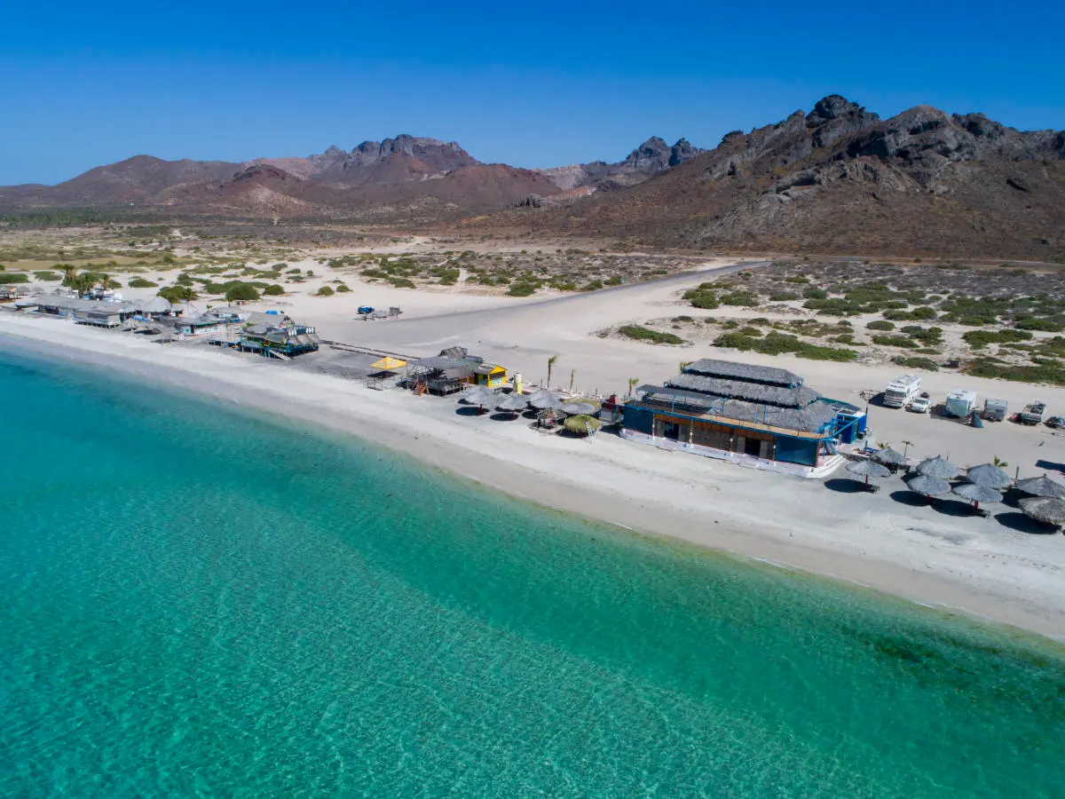 Playa El Tecolote, arena blanca frente a Espíritu Santo, La Paz BCS